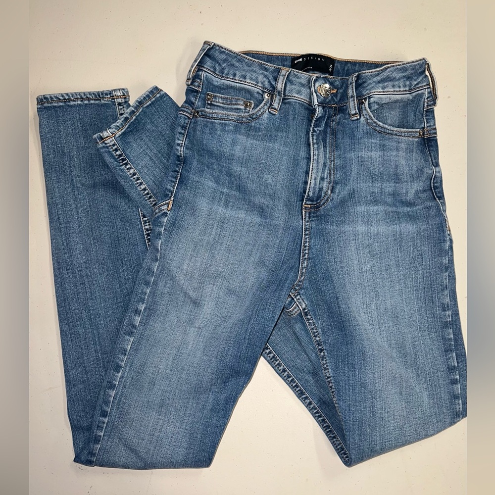 asos high waisted super skinny jeans with no back pockets!